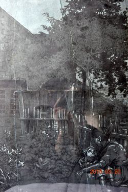 Mutter mit Kind im Garten