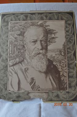 Selbstporträt in Uniform vno Tannenzweigen umgeben